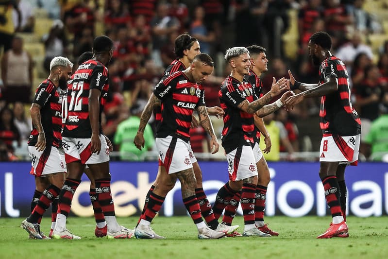 Time do Flamengo comemora gol no Maracanã
