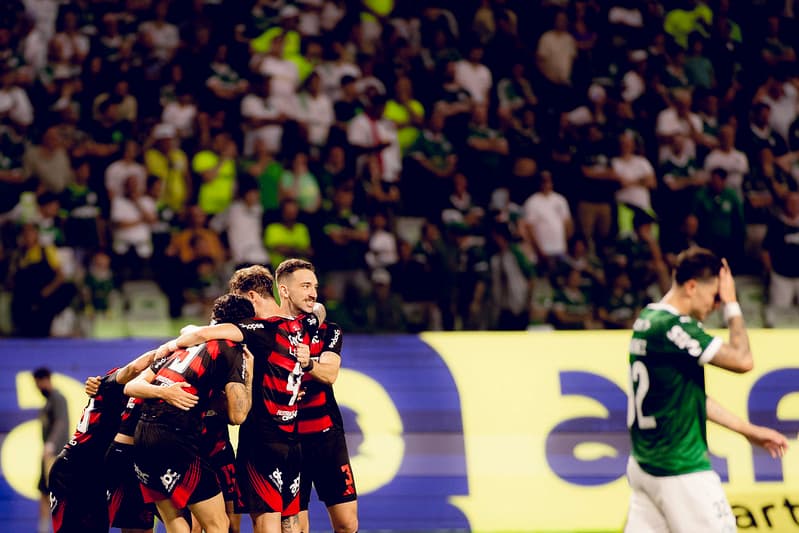 Flamengo comemora gol sobre o Palmeiras