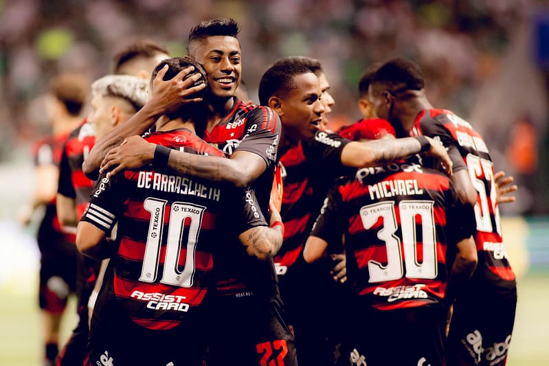 Time do Flamengo comemora gol sobre o Palmeiras