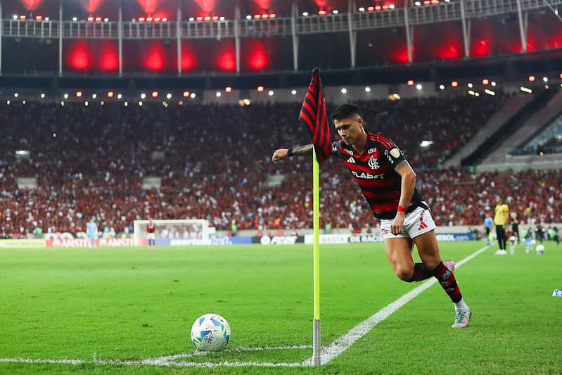 Luiz Araújo cobra escanteio em Flamengo x Deportivo Táchira