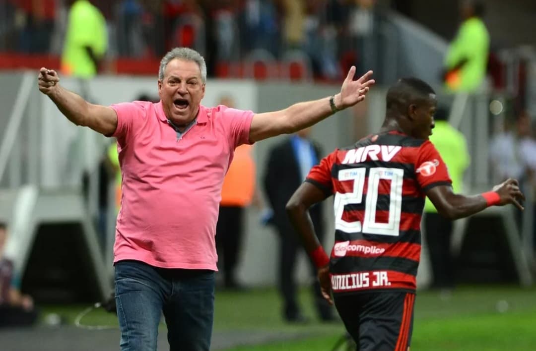 Abel Braga abre os braços enquanto Vini Jr joga
