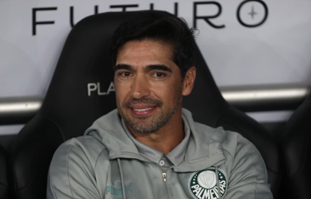 Abel Ferreira sorri no banco do Palmeiras