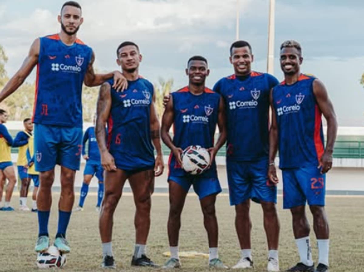 Jogadores do Águia posam para foto após o treino