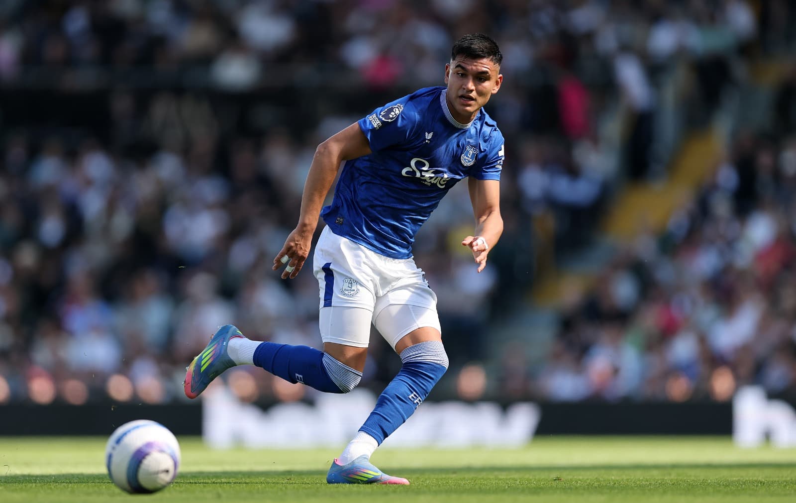 Carlos Alcaraz of Everton in action during the Premier League match between Fulham FC and Everton FC at Craven Cottage on May 10, 2025 in London, England.