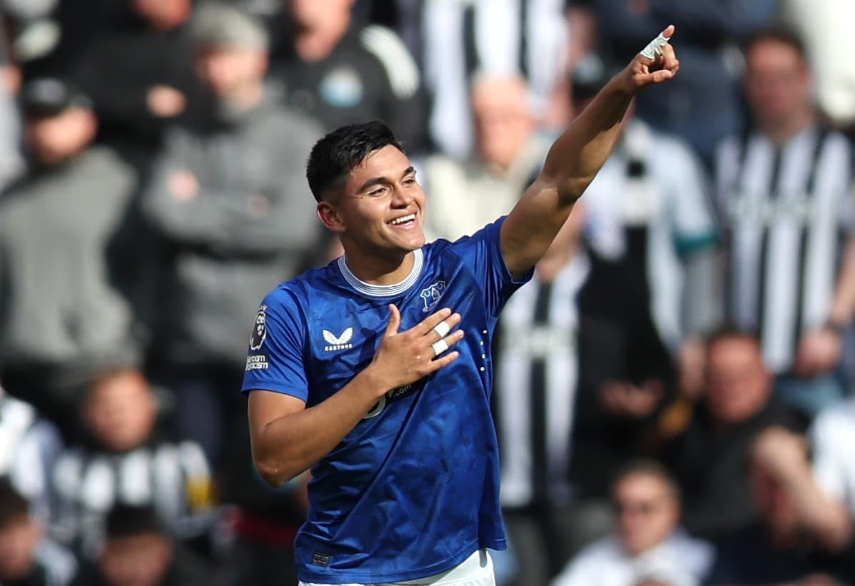 Carlos Alcaraz comemora gol em Newcastle x Everton, jogo que cumpriu meta com Flamengo