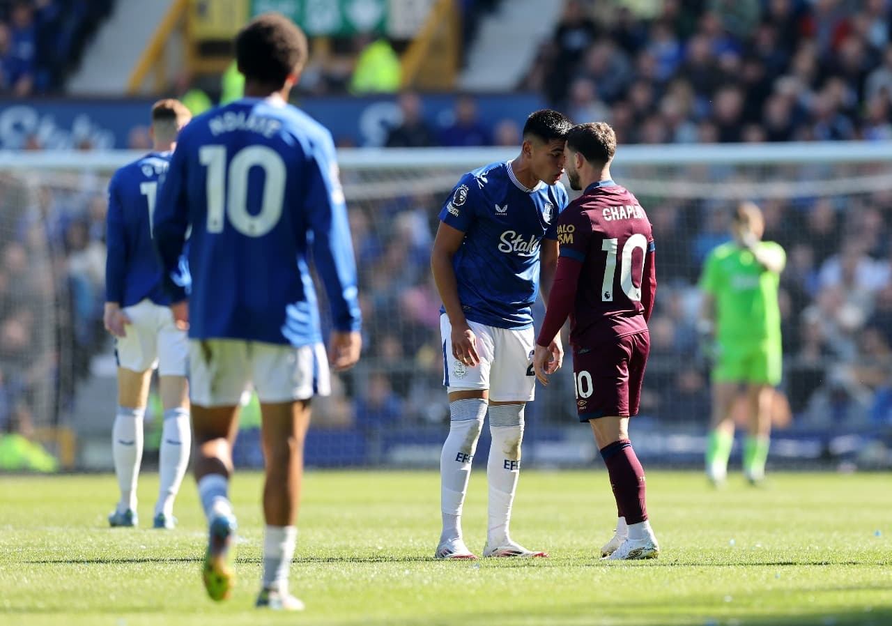 Carlos Alcaraz, do Everton, entra em conflito com Conor Chaplin, do Ipswich Town, durante a partida da Premier League entre Everton FC e Ipswich Town FC, no Goodison Park, em 3 de maio de 2025, em Liverpool, Inglaterra.