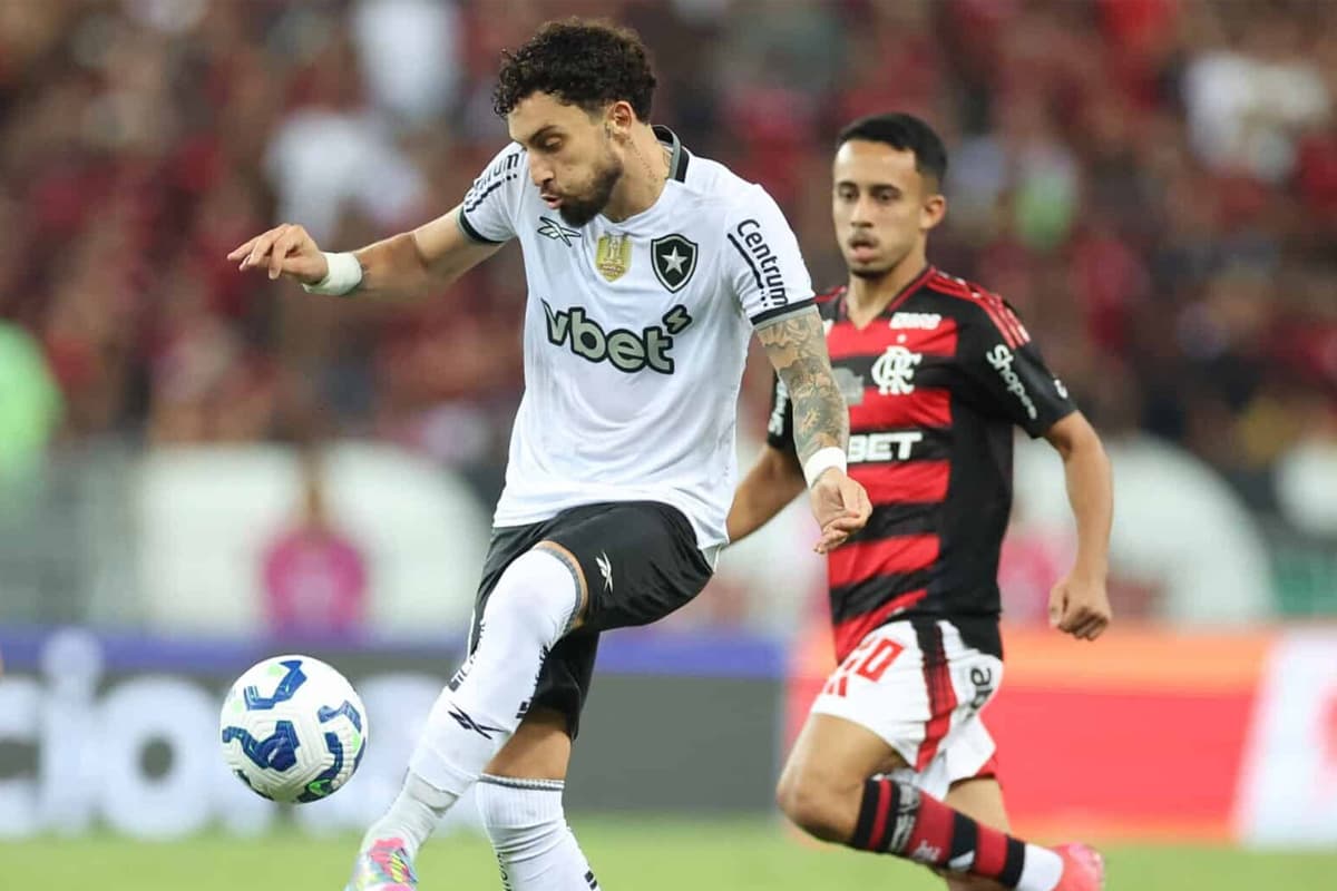 Alex Telles em Flamengo x Botafogo, com Matheus Gonçalves ao fundo