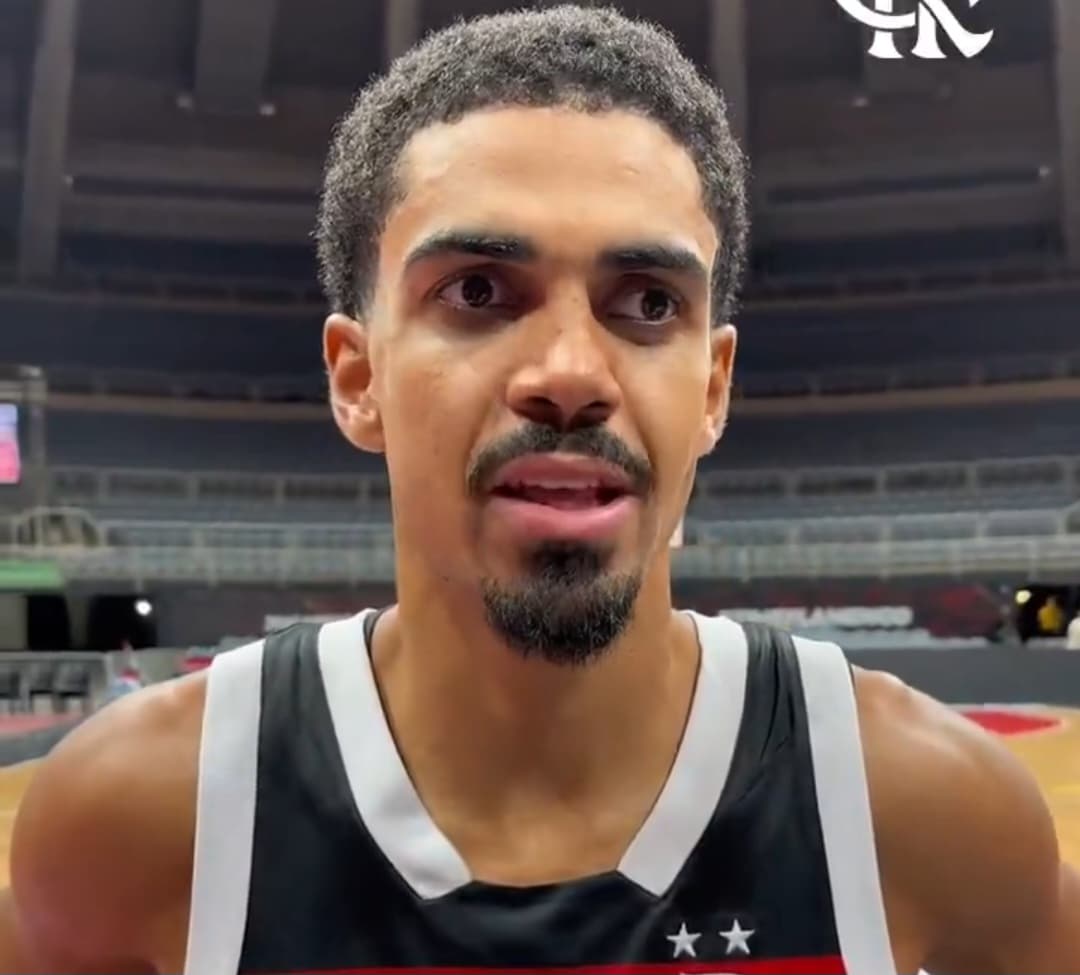 Alexey dando entrevista pelo Flamengo