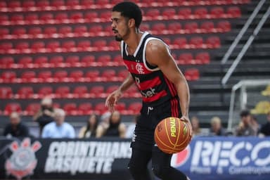 Alexey pelo Flamengo contra o Corinthians