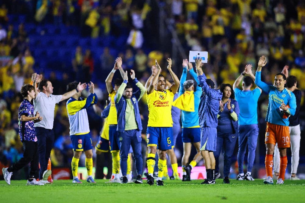 Jonathan Dos Santos, nº 6 da América, e seus companheiros comemoram após vencer a partida de volta das semifinais entre América e Cruz Azul como parte do Torneo Clausura 2025 Liga MX no Estadio Ciudad de los Deportes em 18 de maio de 2025 na Cidade do Méx