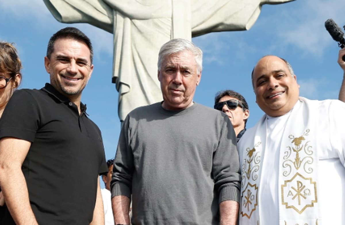 ancelotti ao lado de rodrigo caetano ex-flamengo