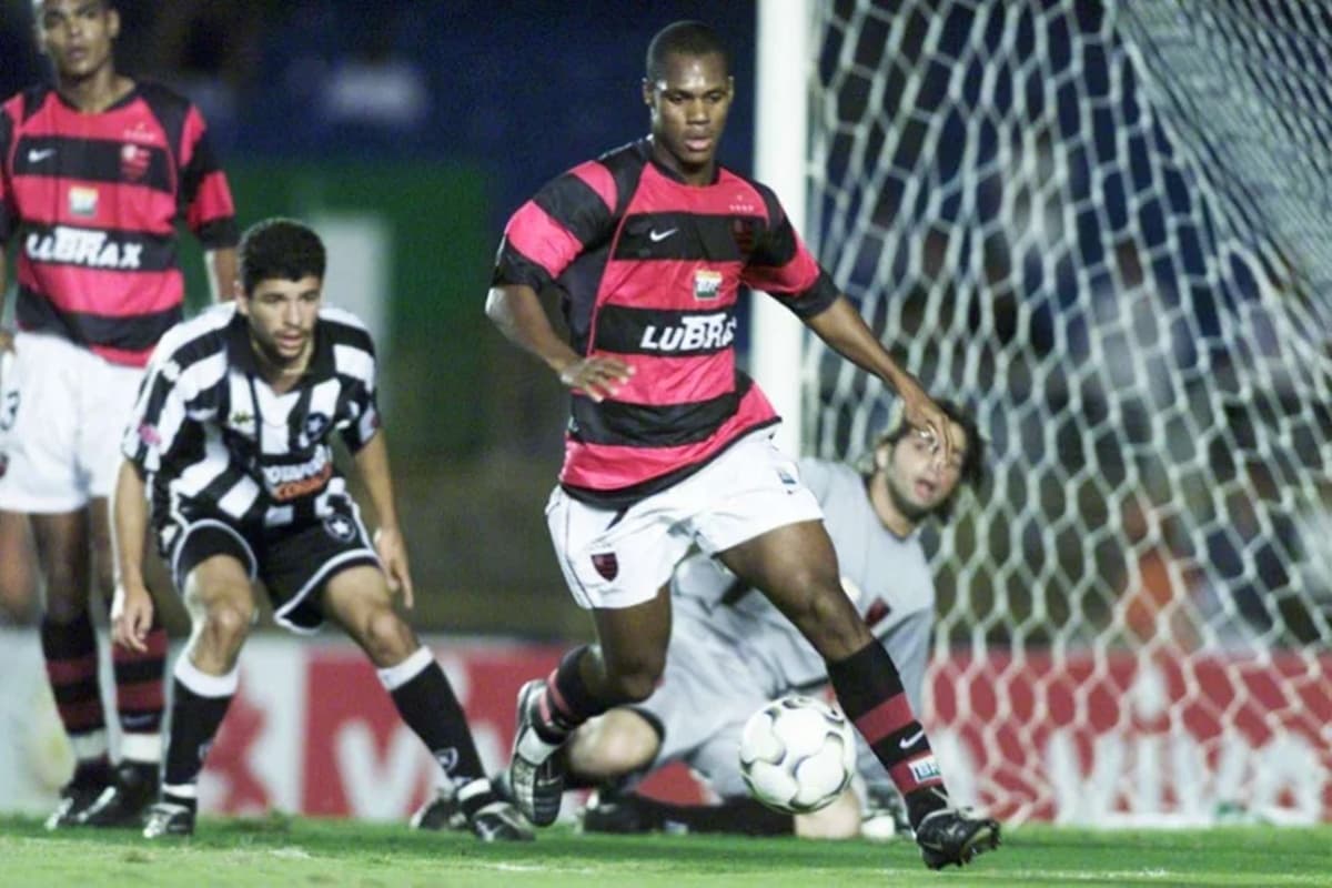 André Bahia sai jogando com a bola em clássico Flamengo x Botafogo em 2001