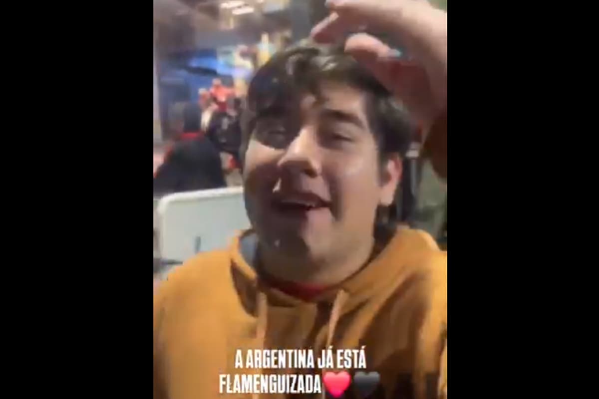 Imagem de vídeo de argentino cantando a música do Flamengo