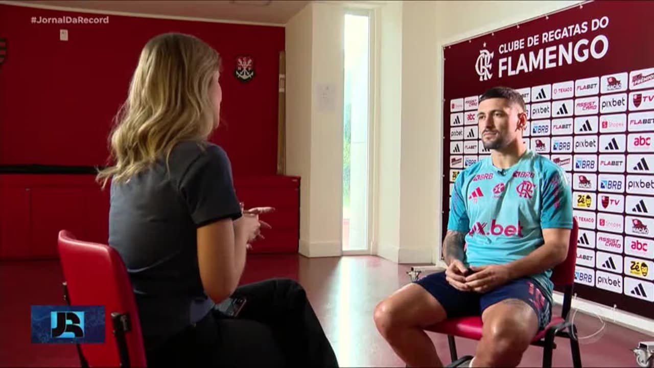 Arrascaeta dando entrevista