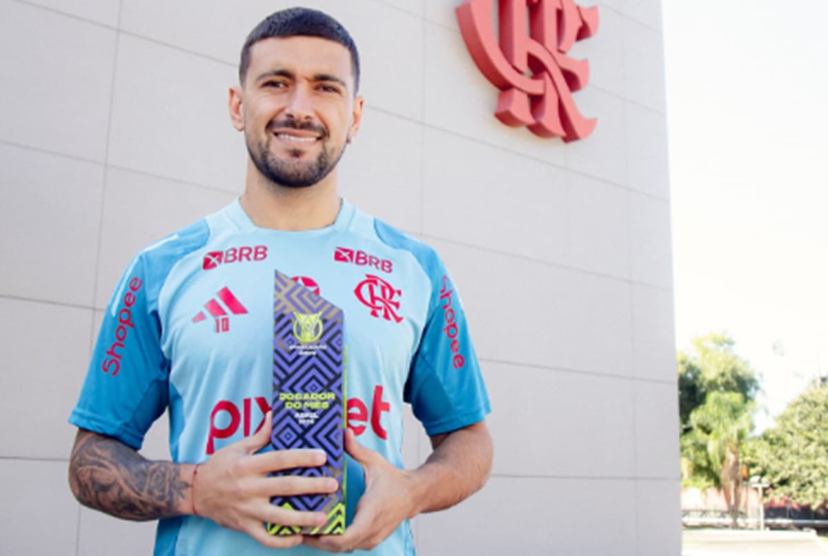 Arrascaeta celebra prêmio do Brasileirão