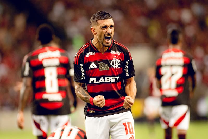 Arrascaeta comemorando