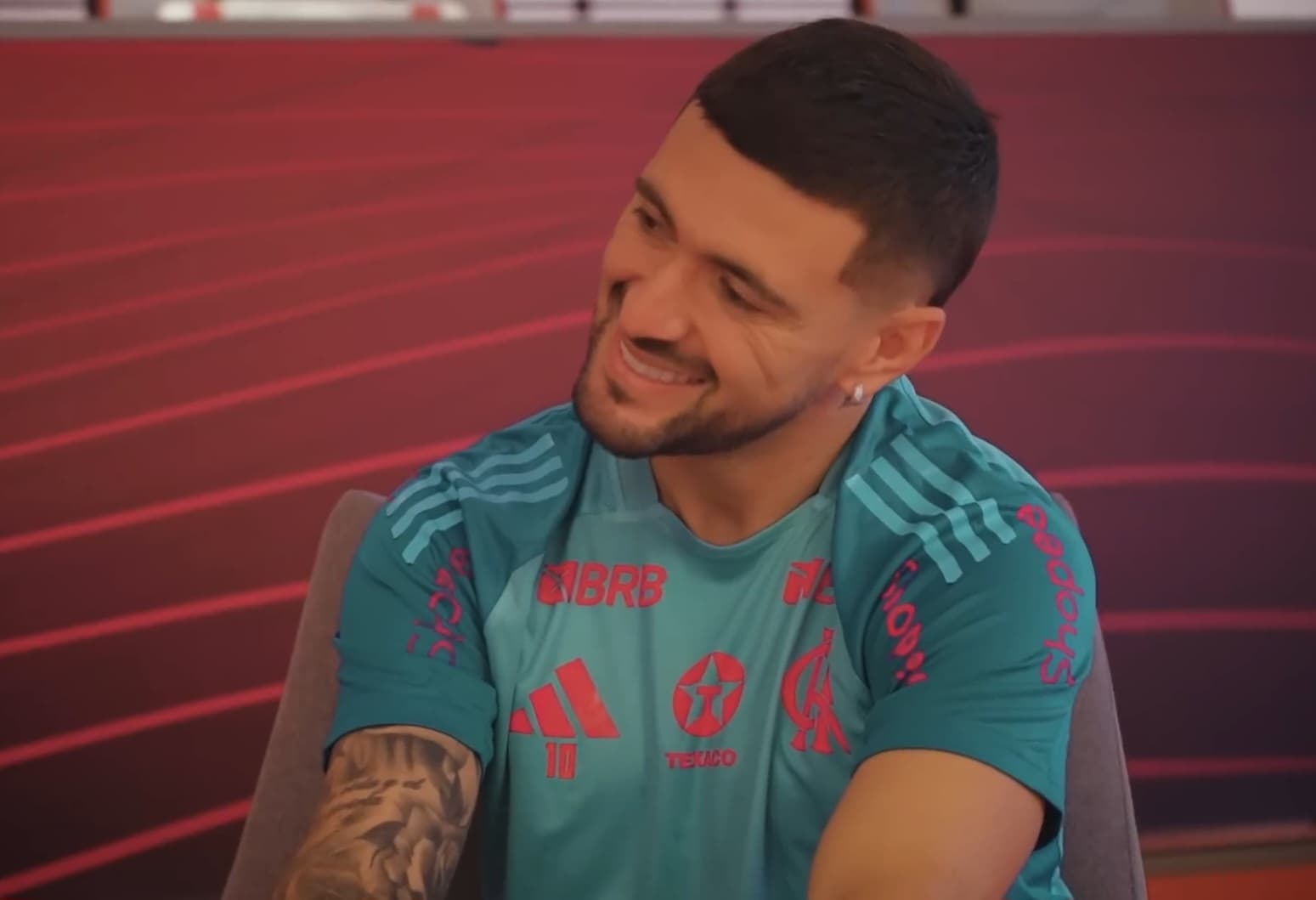 Arrascaeta, do Flamengo, sorri durante entrevista