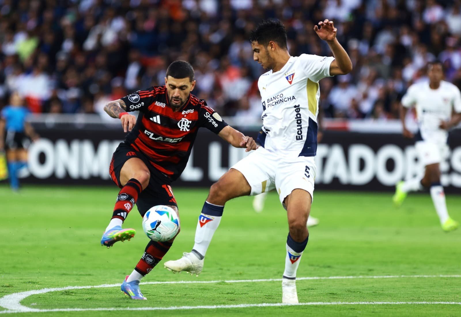 Arrascaeta tenta passar por zagueiro adversário em Flamengo x LDU
