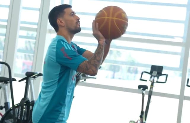 Arrascaeta joga basquete no Ninho do Urubu