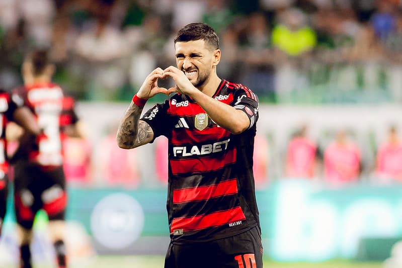 Arrasca comemora primeiro gol na vitória contra o Palmeiras