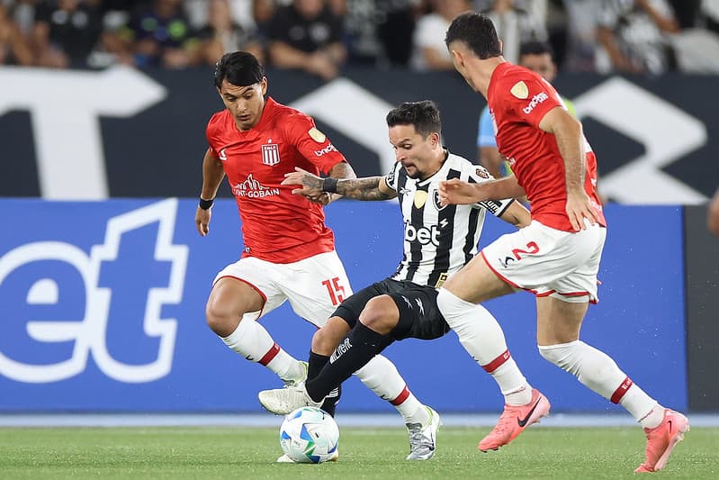 Artur. Botafogo x Estudiantes pela Conmebol Libertadores no Estadio Nilton Santos. 14 de Maio de 2025, Rio de Janeiro, RJ, Brasil.