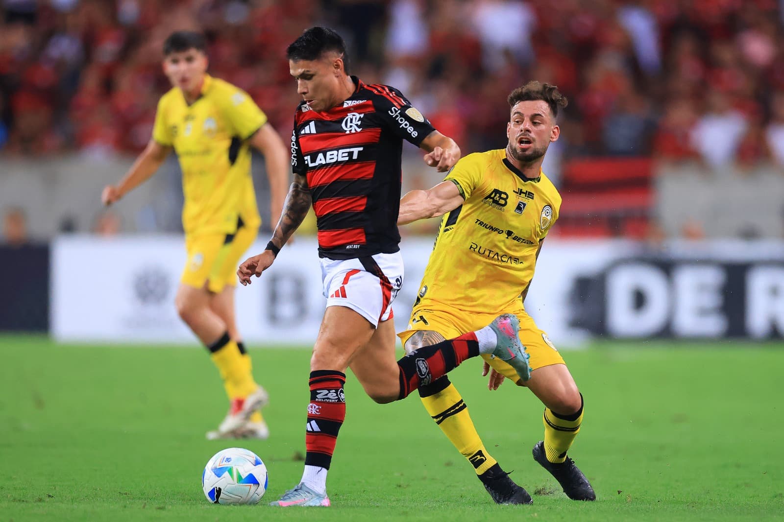 Luiz Araújo carrega a bola contra marcador em Flamengo x Deportivo Táchira