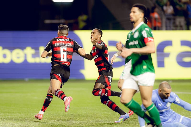 Ayrton Lucas e Wallace Yan comemoram gol na vitória por 2 a 0 sobre o Palmeiras