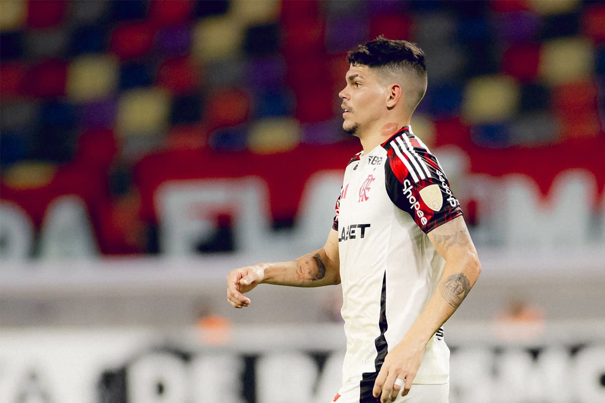 Ayrton Lucas em partida contra o Central Córdoba