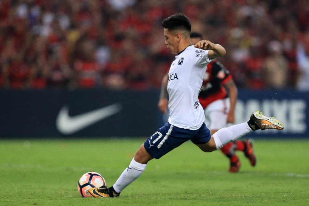 Esequiel Barco, do Independiente, marca pênalti durante o jogo de volta da final da Copa Sul-Americana de 2017 entre Flamengo e Independiente, no estádio do Maracanã, em 13 de dezembro de 2017, no Rio de Janeiro, Brasil.