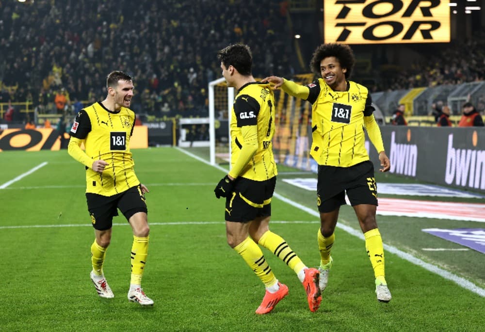 Giovanni Reyna, do Borussia Dortmund, comemora o primeiro gol de sua equipe durante a partida da Bundesliga entre Borussia Dortmund e TSG 1899 Hoffenheim no Signal Iduna Park em 15 de dezembro de 2024 em Dortmund, Alemanha.