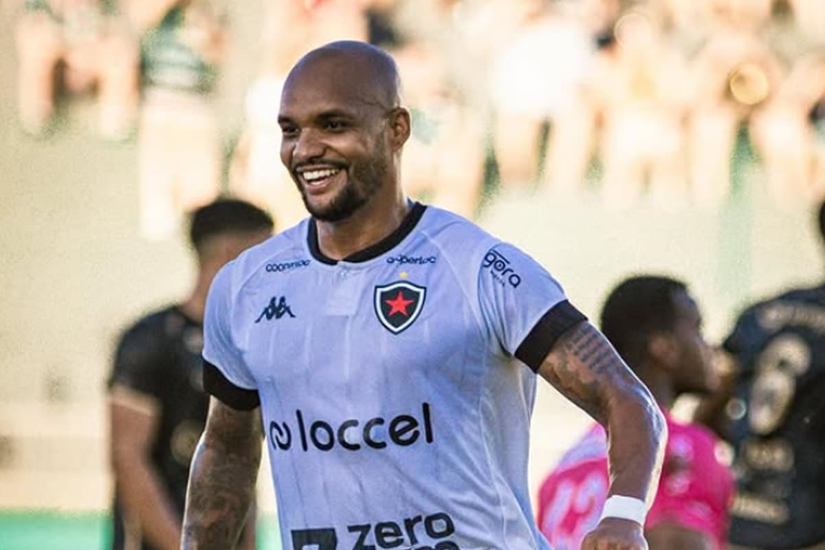 Rodrigo Alves, do Botafogo-PB, comemorando gol contra o Maringá pela Série C