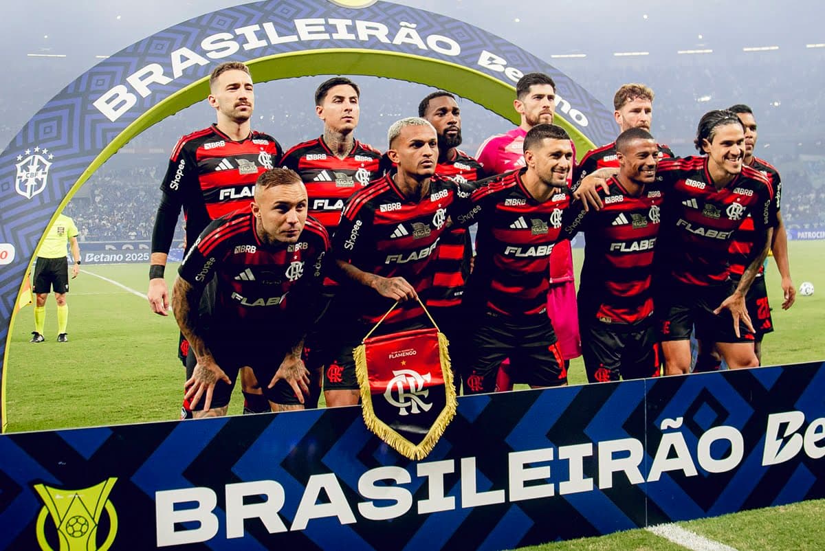 Onze inicial do Flamengo posa para foto em jogo contra o Cruzeiro