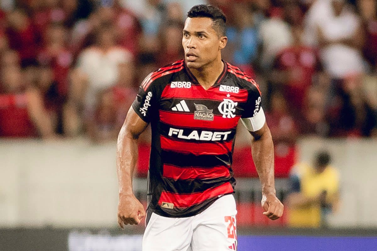 Alex Sandro inicia jogada do Flamengo em jogo contra o Botafogo