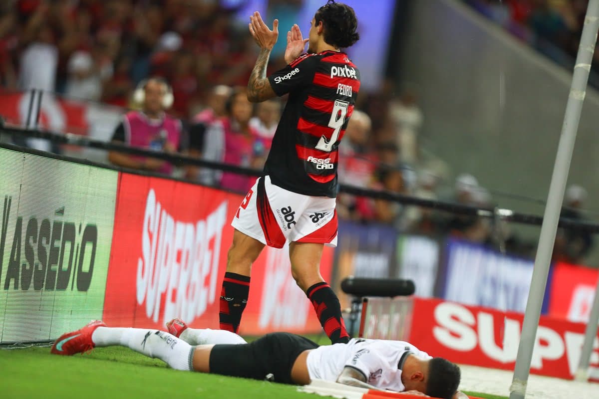 Pedro aplaude oportunidade do Flamengo enquanto jogador do Botafogo fica caído no chão