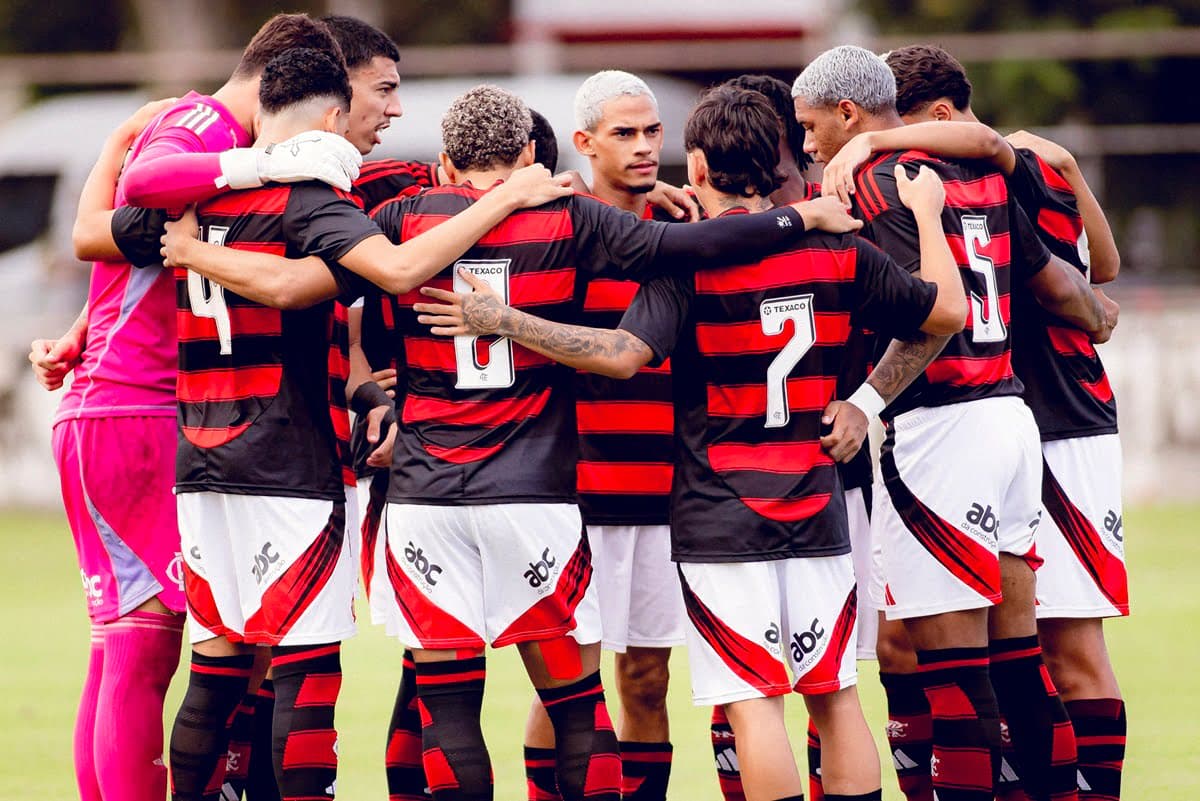 Jogadores do Flamengo se reúnem antes de jogo do Brasileirão Sub-20