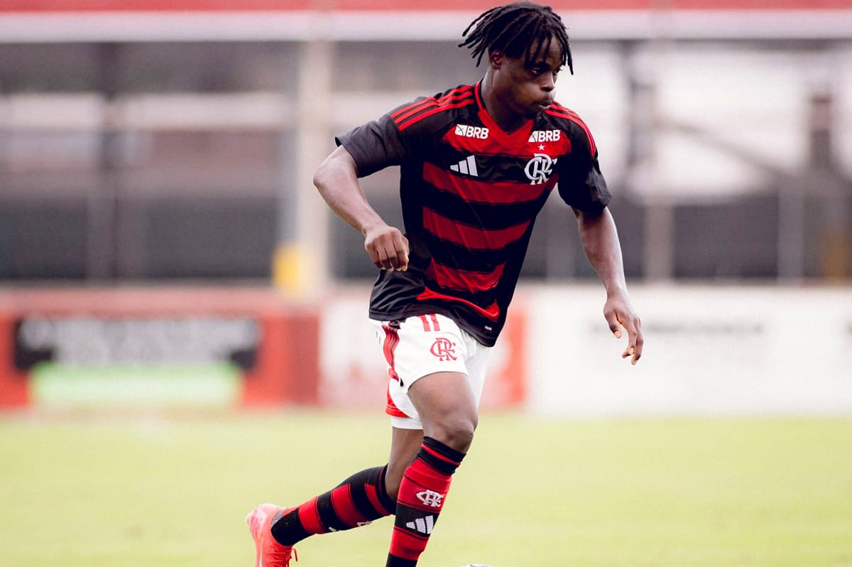 Shola tenta jogada em jogo do Flamengo no Brasileirão Sub-20