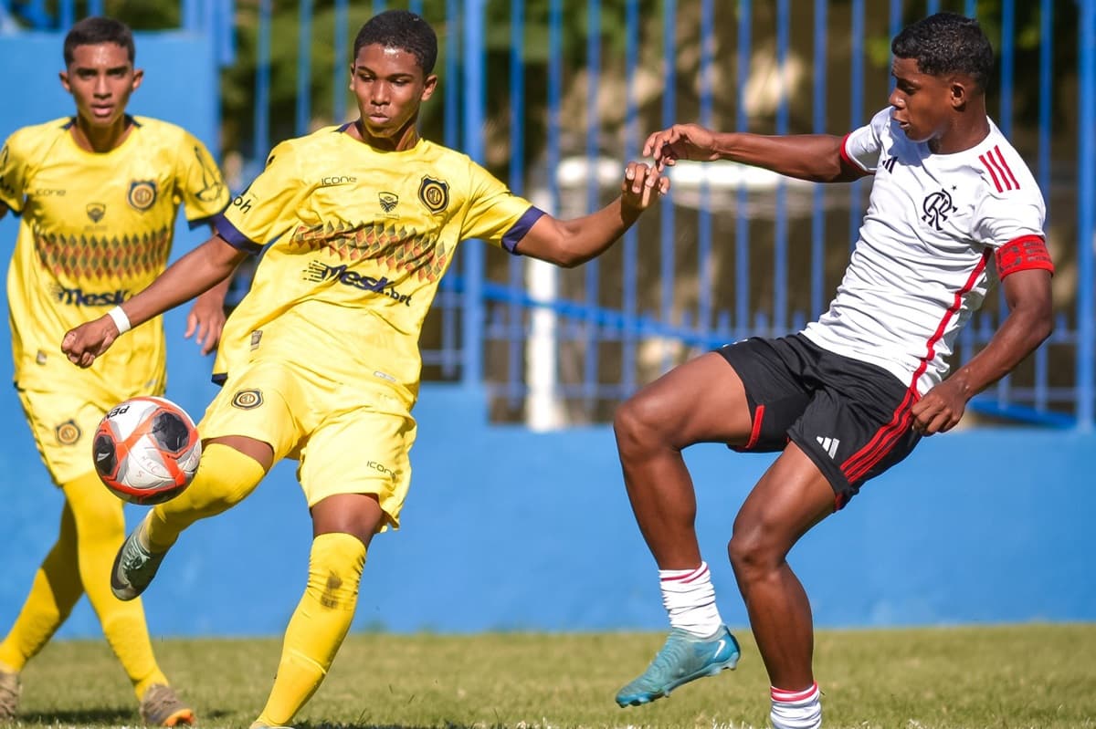 Jogadores de Flamengo e Madureira disputam jogada no Aniceto Moscoso, pelo Carioca