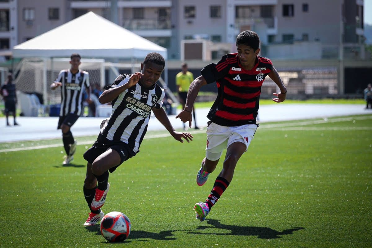 Jogadores de Flamengo e Botafogo disputam a bola em jogo do Carioca Sub-17