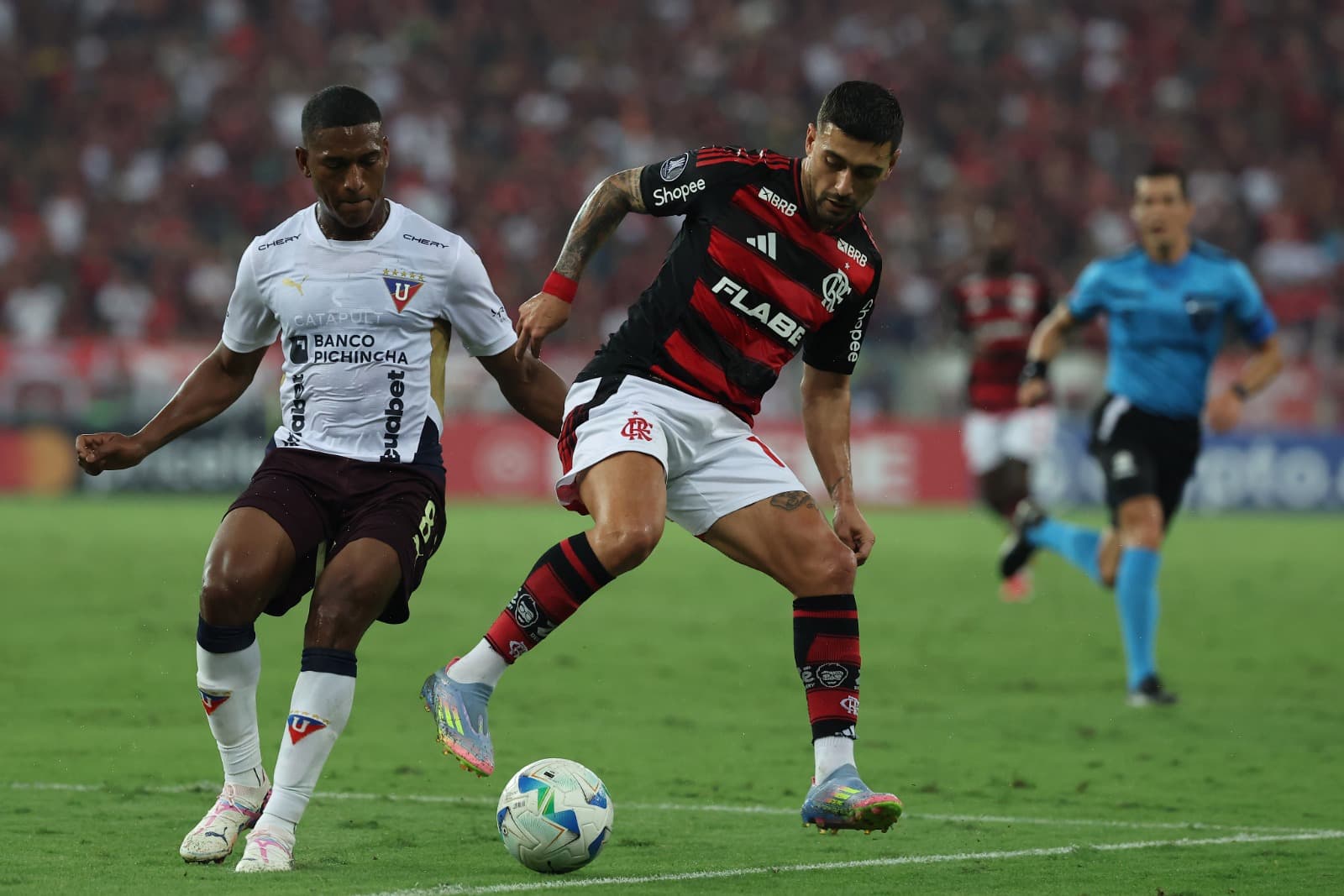 Carlos Gruezo marca Arrascaeta durante Flamengo x LDU no Maracanã