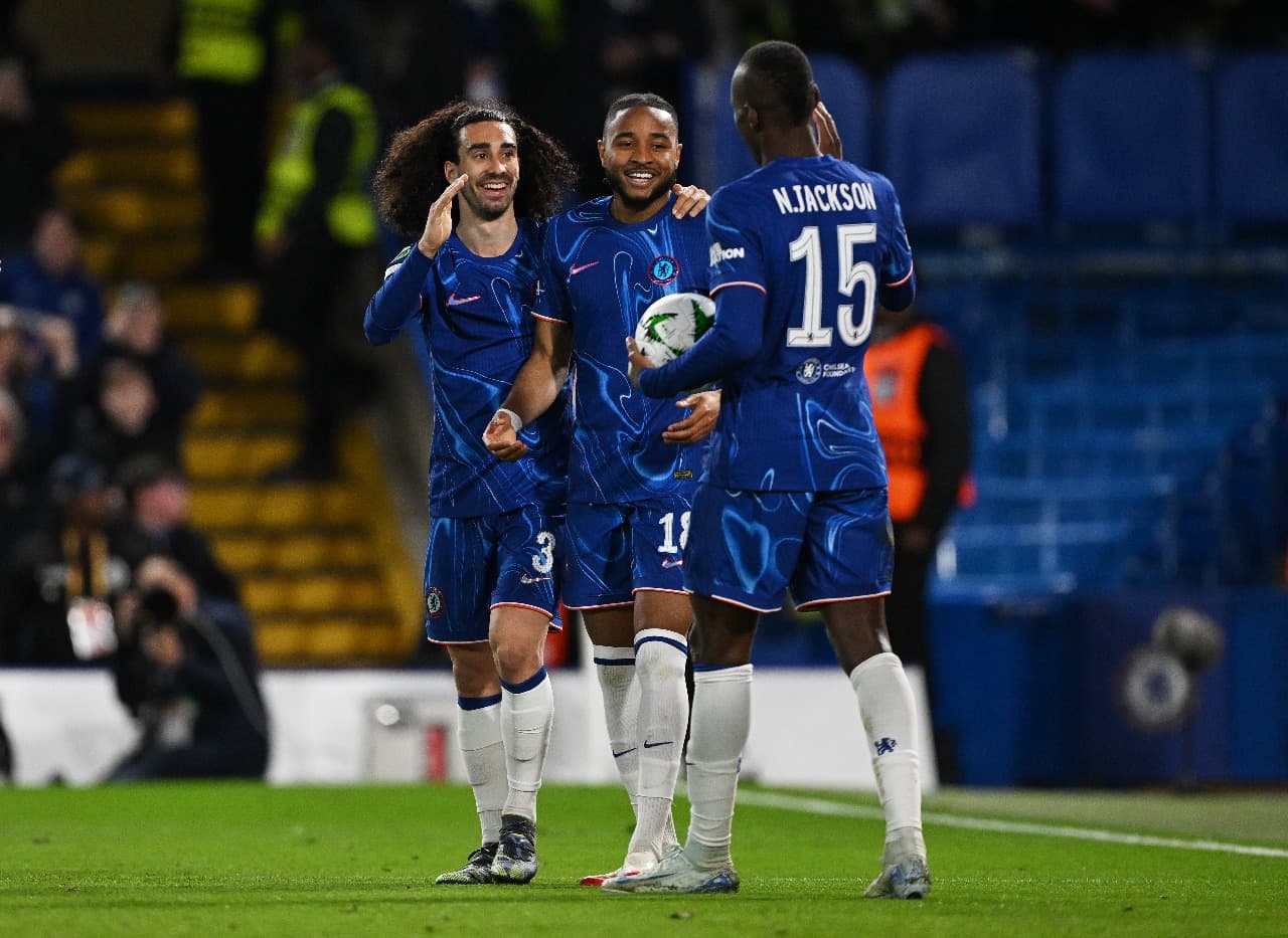 Marc Cucurella, do Chelsea, comemora com os companheiros de equipe Christopher Nkunku e Nicolas Jackson após marcar um gol que foi posteriormente anulado por impedimento durante a partida de volta das quartas de final da UEFA Conference League 2024/25 ent