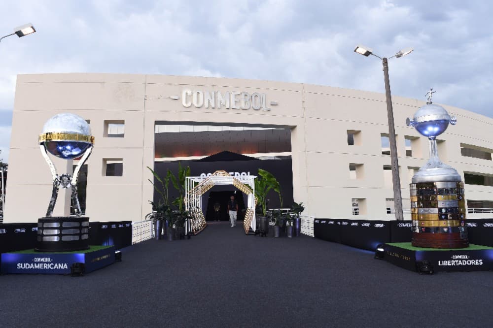 Vista externa da sede da CONMEBOL antes do sorteio da Copa CONMEBOL Libertadores 2025, em 17 de março de 2025 em Luque, Paraguai.
