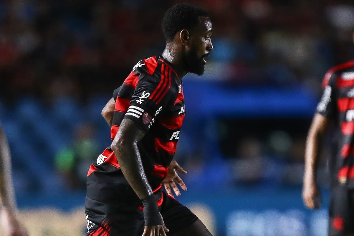 Gerson tenta jogada contra o Botafogo-PB