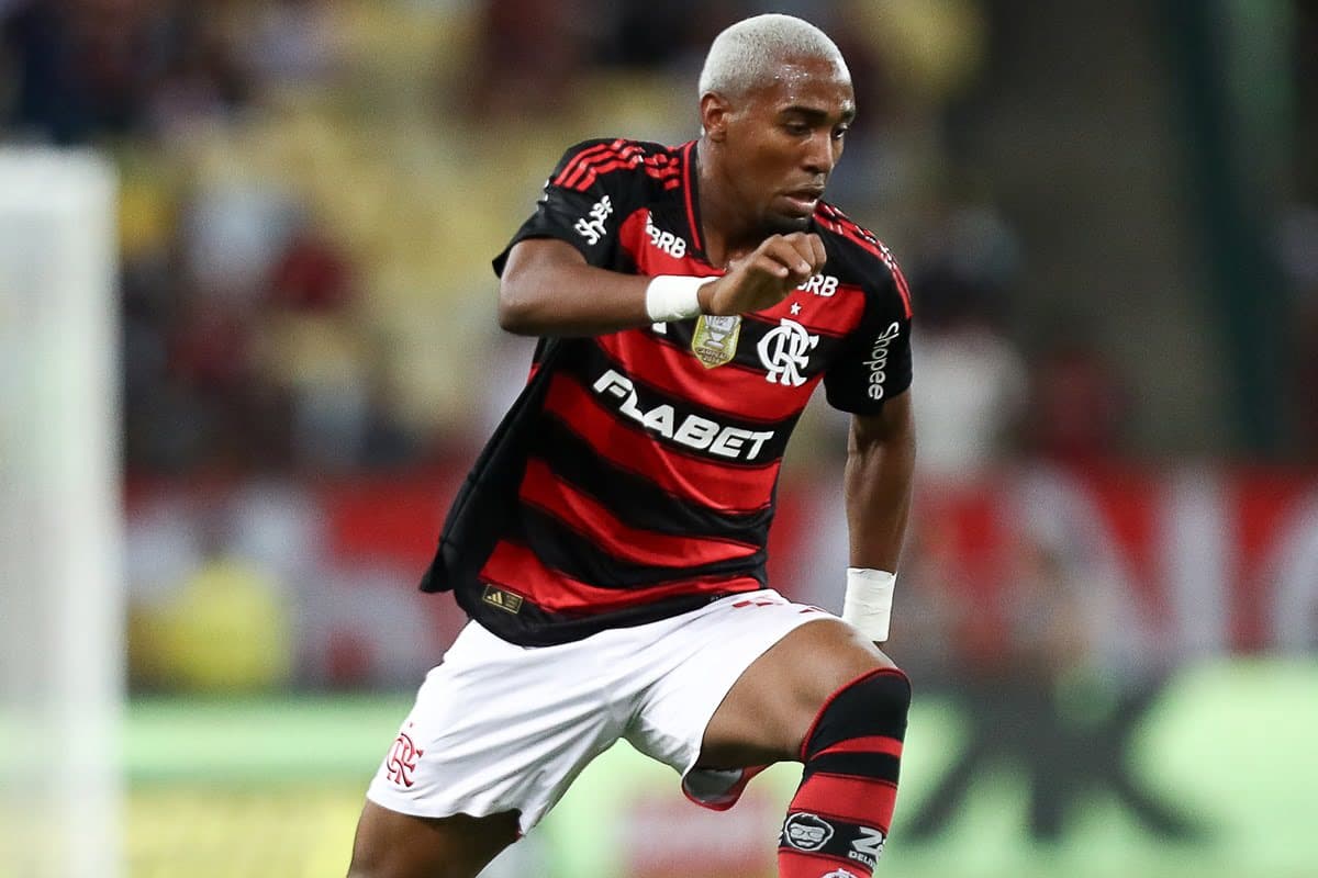 Lorran tenta jogada contra o Botafogo-PB