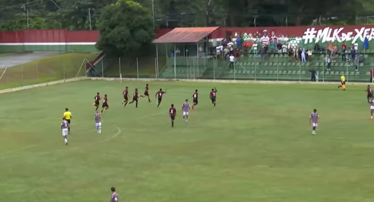 Jogadores do Flamengo comemoram gol sobre o Fluminense na Copa Rio Sub-16