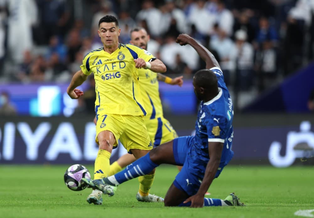 Cristiano Ronaldo do Al Nassr é desafiado por Kalidou Koulibaly do Al Hilal durante a partida da Saudi Pro League entre Al Hilal x Al Nassr na Kingdom Arena em 04 de abril de 2025 em Riad, Arábia Saudita.