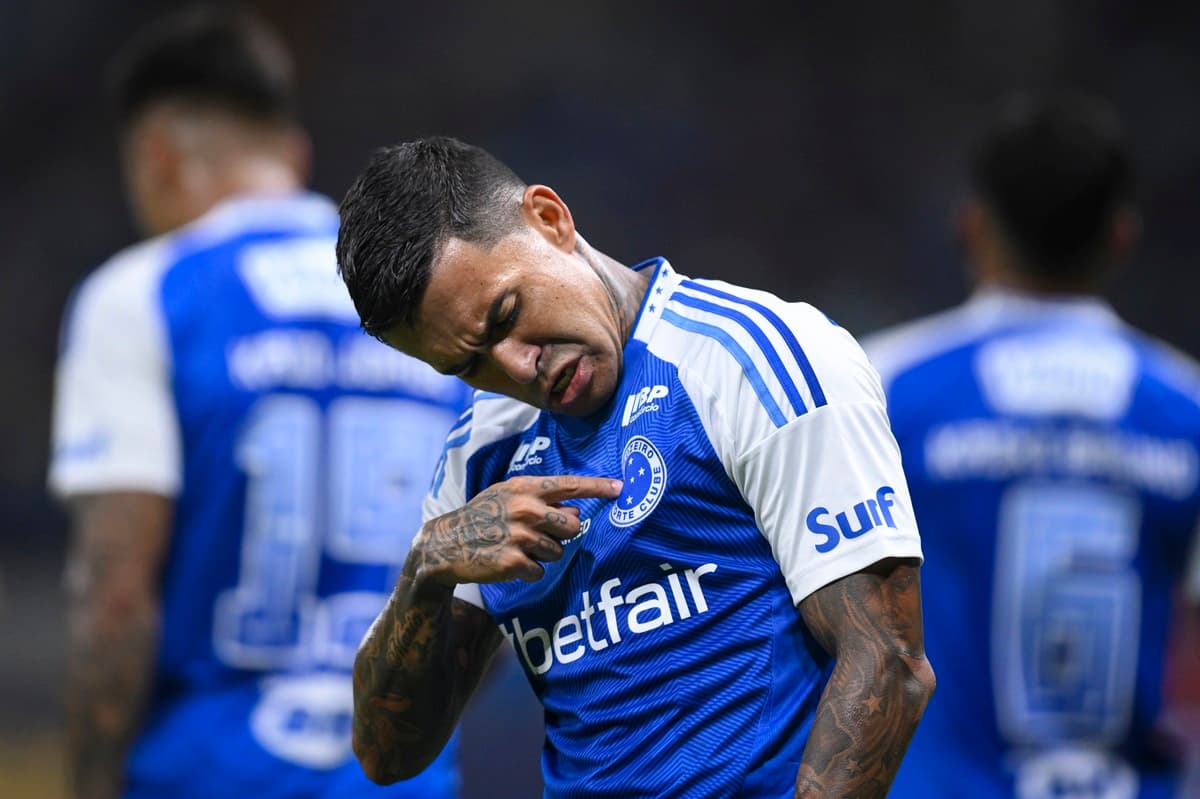 Dudu comemora gol apontando para o escudo do Cruzeiro