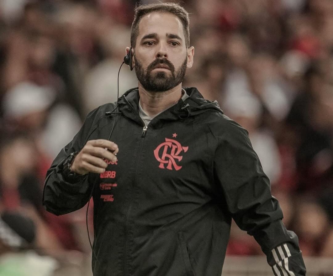 Daniel Alegria na beira do campo pelo Flamengo