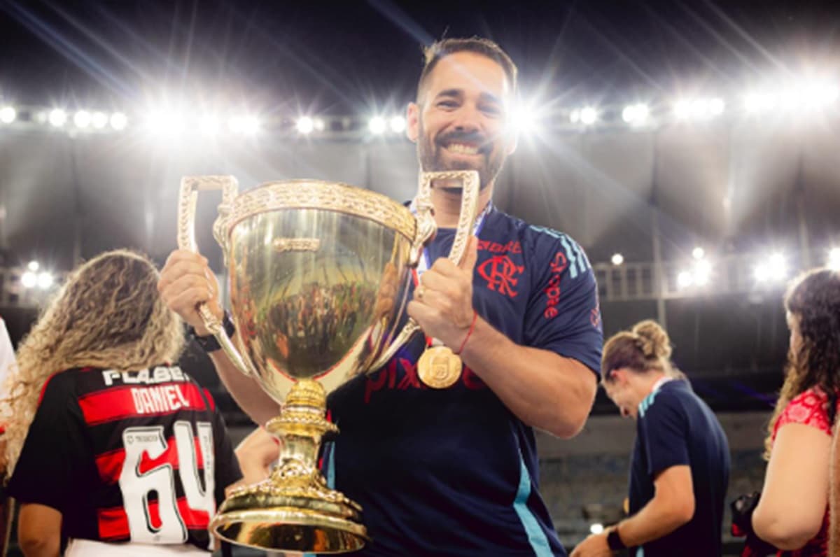 Daniel Alegria celebra título pelo Flamengo no Maracanã