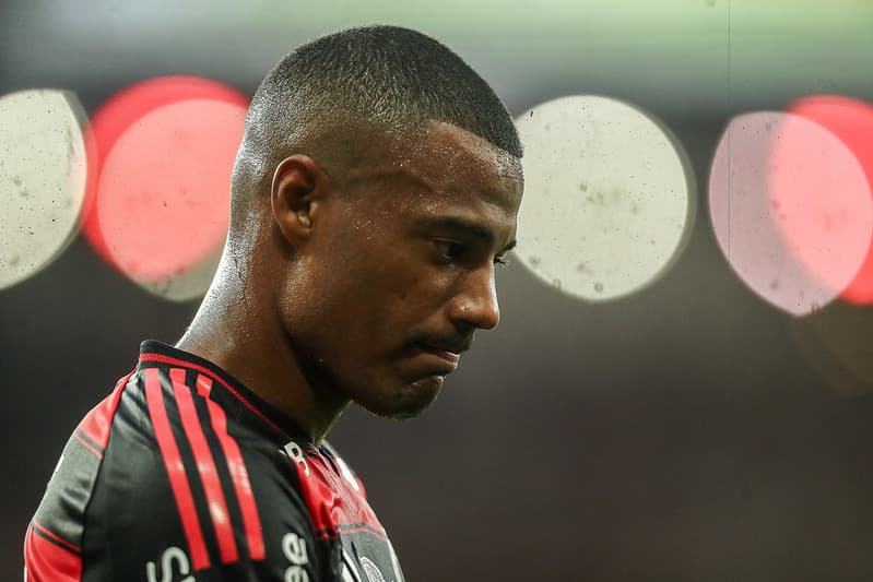 De La Cruz com expressão de lamento em jogo do Flamengo