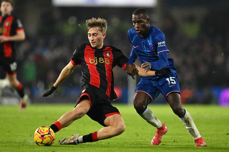 Dean Huijsen of Bournemouth beats Nicolas Jackson of Chelsea to the ball during the Premier League match between Chelsea FC and AFC Bournemouth at Stamford Bridge on January 14, 2025 in London, England.